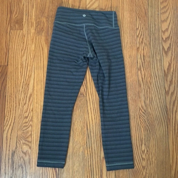 Lululemon Wunder Under Crop II Textured Stripe Slate Deep Coal size 2 - Picture 4 of 9